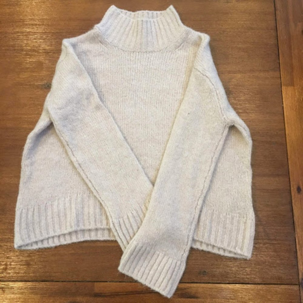 NWOT H&M turtleneck sweater
